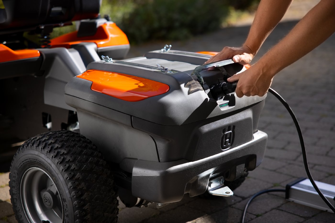 Husqvarna Akku-Frontmäher Rider 200iX - Grundgerät ohne ohne Mähwerk, ohne Ladegerät