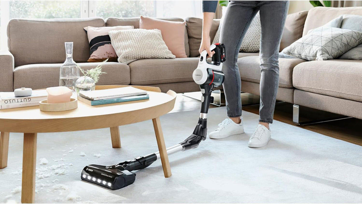 Bosch Akku-Staubsauger Unlimited 7 BSS711W, kabelloser Handstaubsauger, beutellos, Wechselakku, Knickrohr, Hygiene-Filter, 10 Jahre Motorgarantie, XXL-Polsterdüse, LED-Beleuchtung, Turbostufe, weiß