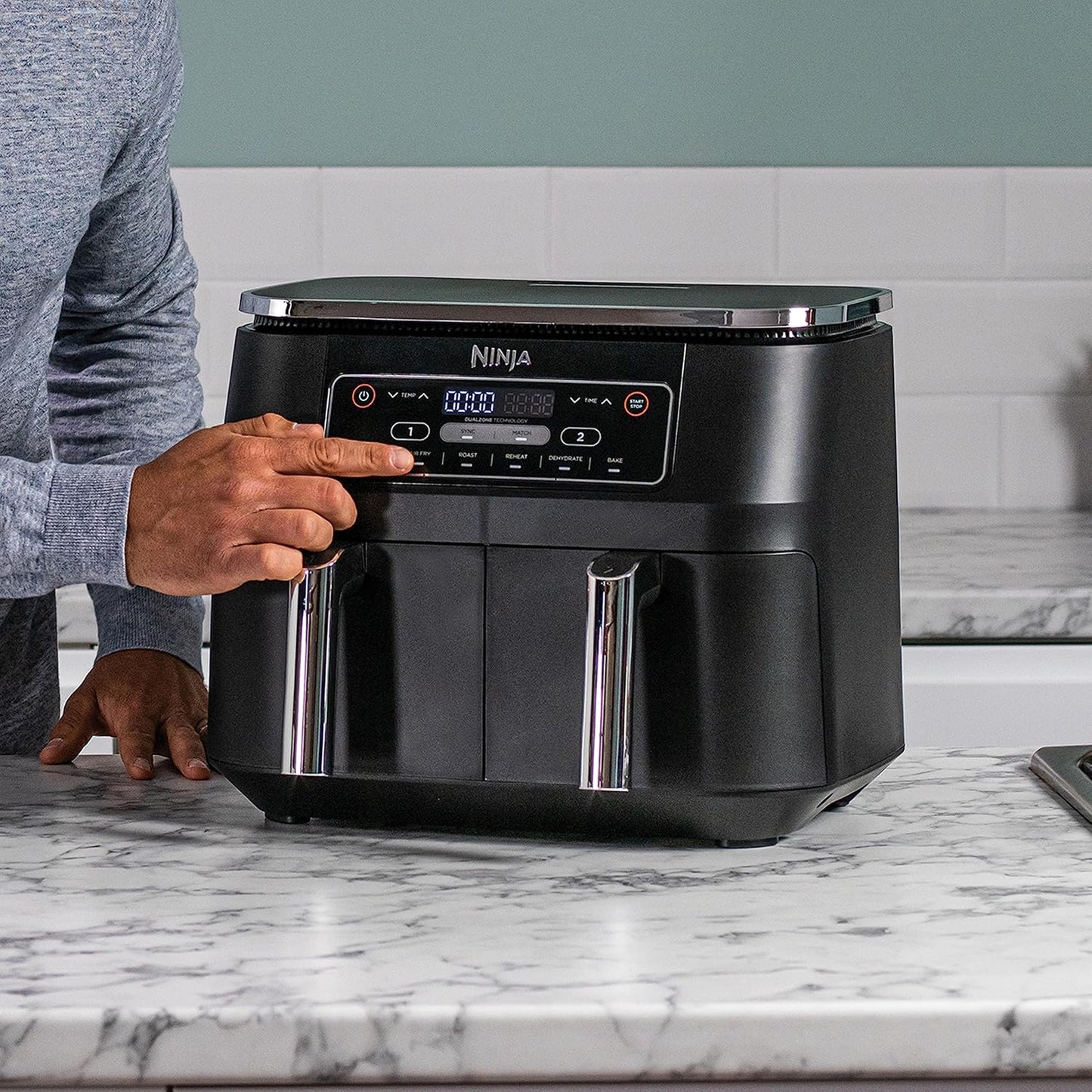 Ninja Foodi Dual Zone Digitale Heißluftfritteuse, 7,6L Airfryer, 2 Fächer, Antihaftbeschichtung, spülmaschinenfeste Körbe, 6-in-1, 4-6 Portionen, Schwarz AF300EU