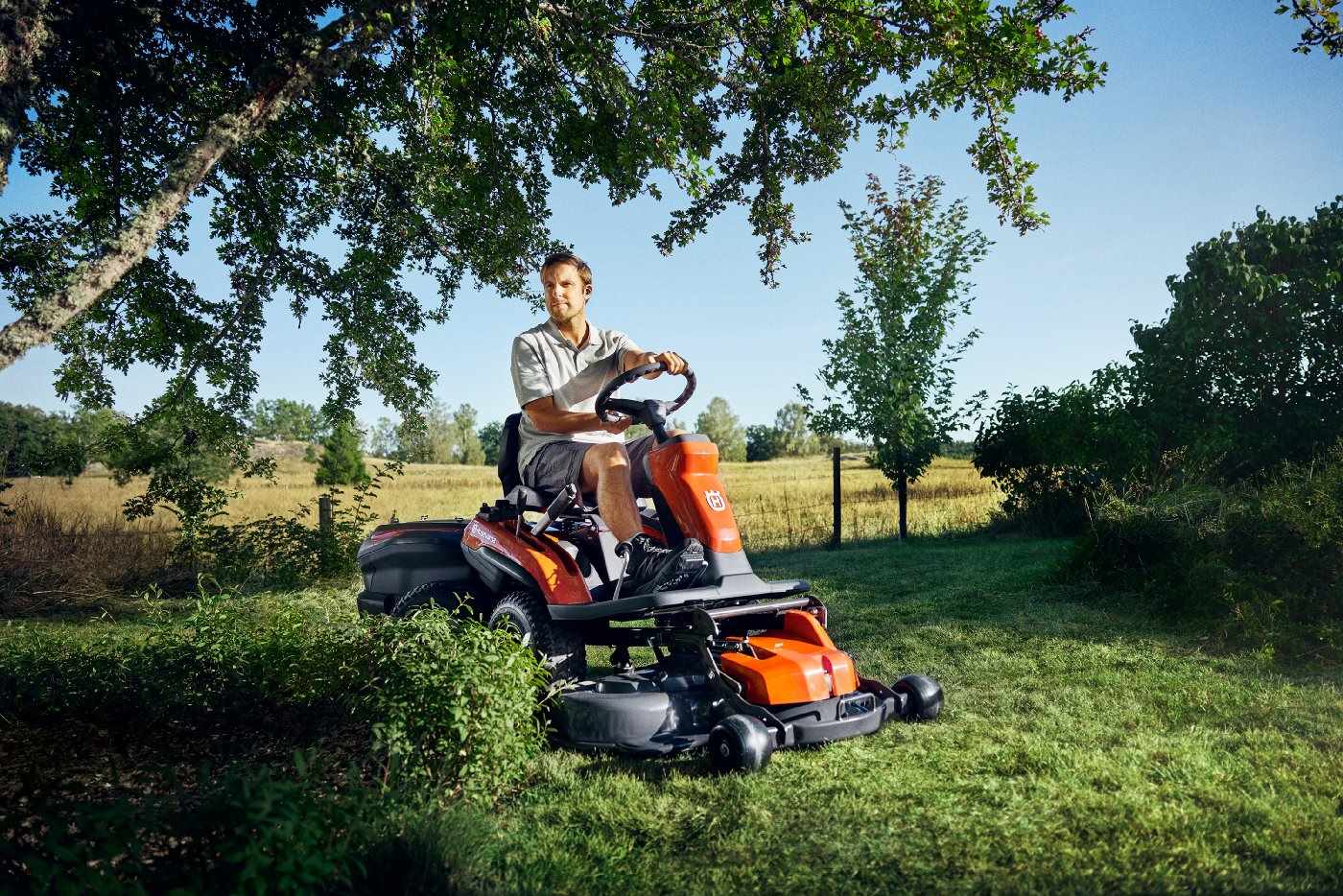 Husqvarna Akku-Frontmäher R 200iX AWD Dualbatterie - Grundgerät ohne Mähwerk, ohne Ladegerät